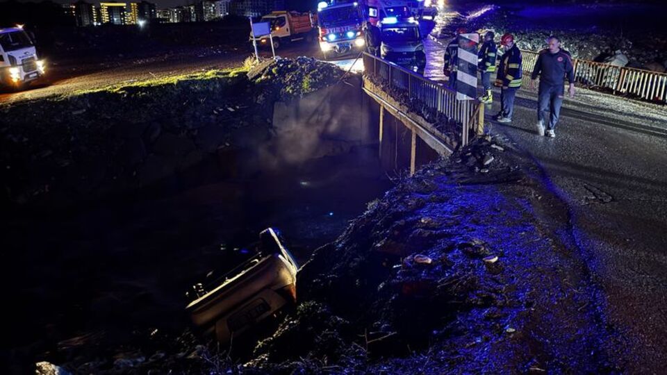 Araç dereye yuvarlandı: 3 yaralı