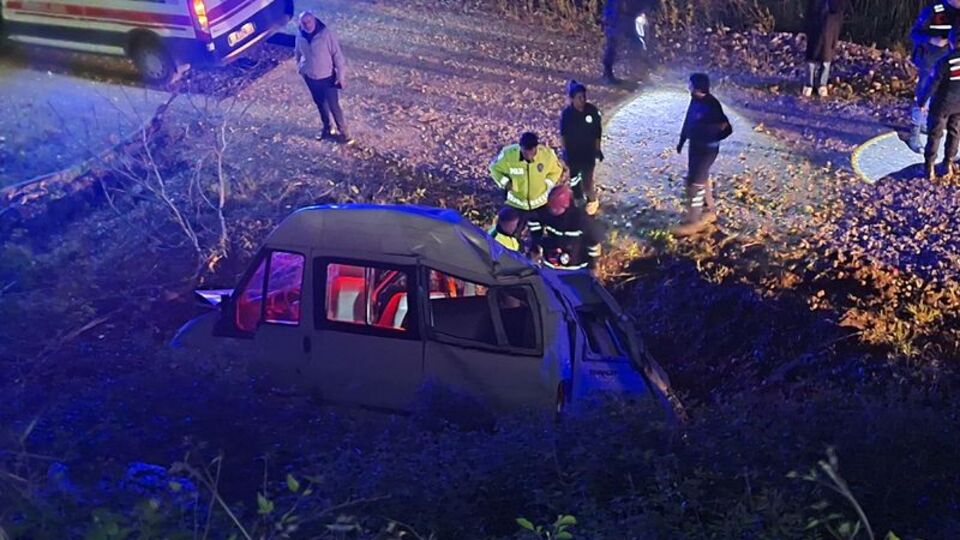 Minibüs şarampole devrildi: 1 ölü, 4 yaralı