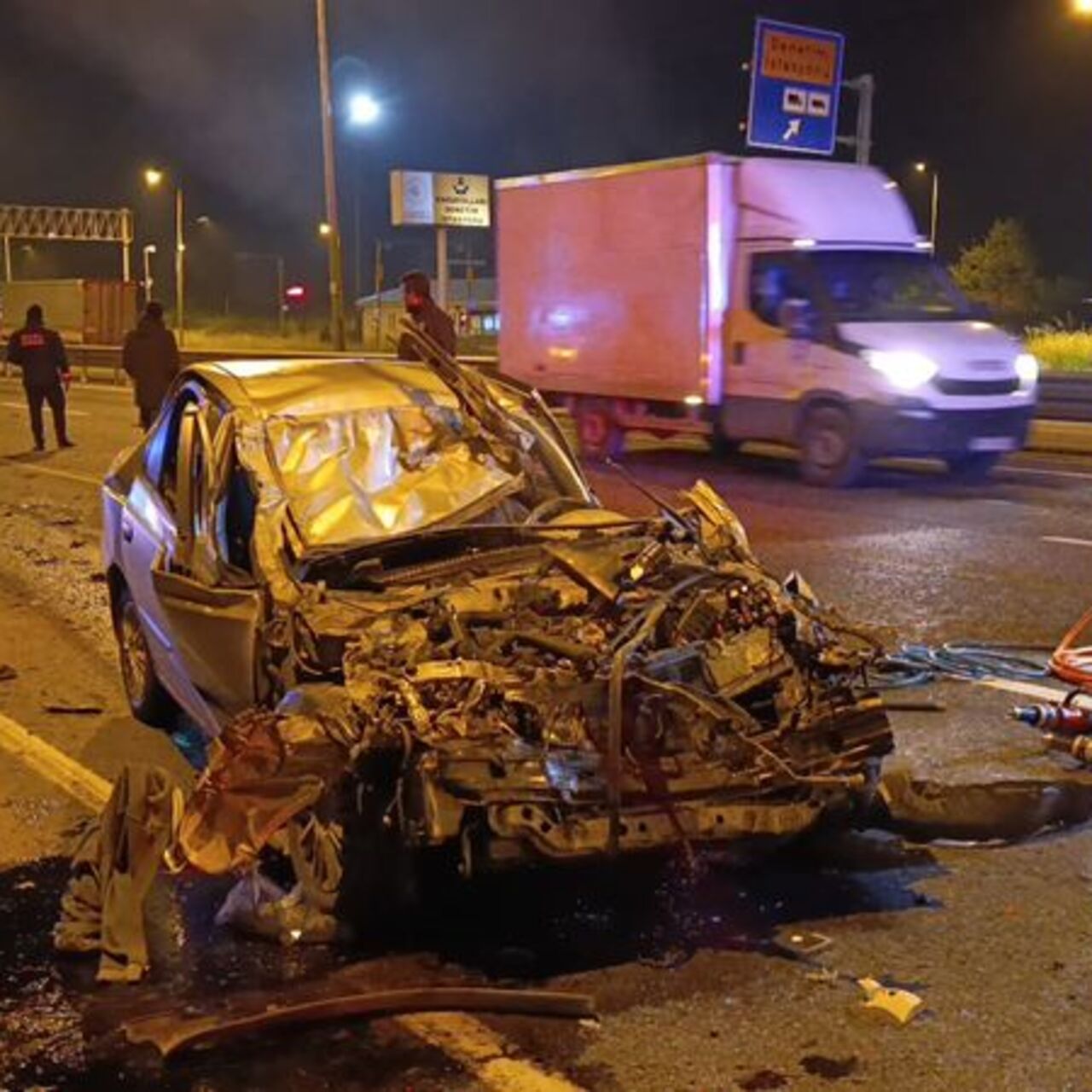 Otomobil çarptığı kamyonun altına girdi