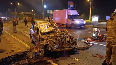 Otomobil çarptığı kamyonun altına girdi