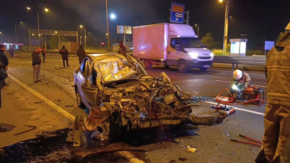 Otomobil çarptığı kamyonun altına girdi