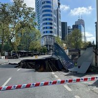 İstanbul Sarıyer'de yol çöktü!