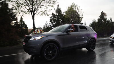 Başkan, şoförünün gelin aracını sürdü