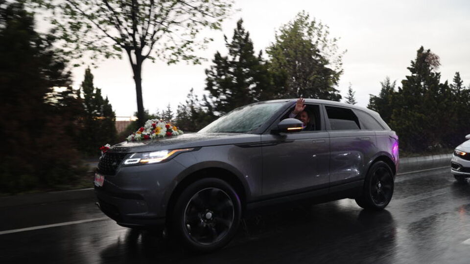 Başkan, şoförünün gelin aracını sürdü