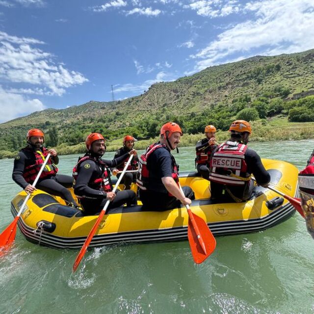 Garzan'daki ilk raftingde Vali de kürek çekti