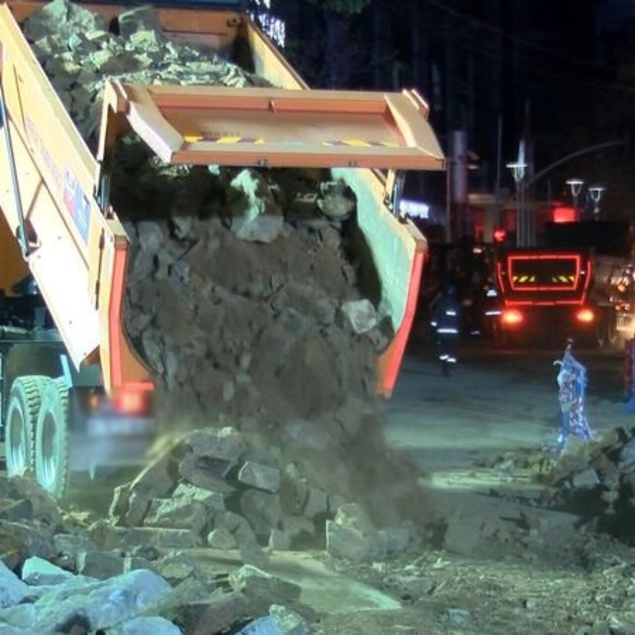 Sarıyer'de çöken yolun onarım çalışmaları gece boyunca sürdü