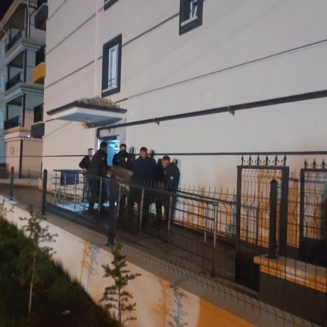 Komşusu olan genç kadını öldüren zanlı intihar etti