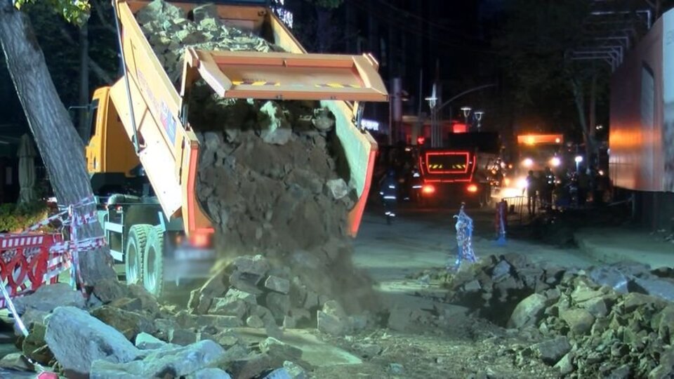 Sarıyer'de çöken yolun onarım çalışmaları gece boyunca sürdü
