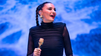 Yaz turnesini İzmir'de başlattı