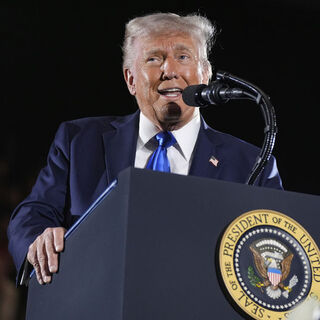 Trump: Bana bayılmadığı için indirmiyor