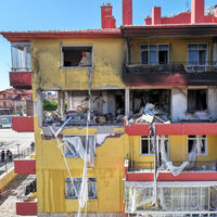 1'i ağır 13 kişi yaralandı! Apartmanı havaya uçurdu!