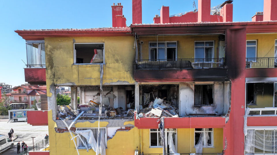 1'i ağır 13 kişi yaralandı! Apartmanı havaya uçurdu!