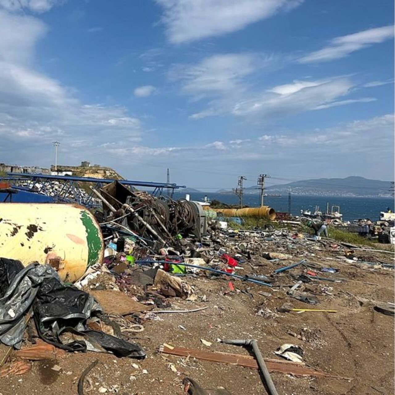 "Aliağa'da 15 ton tehlikeli atık etrafa saçıldı"