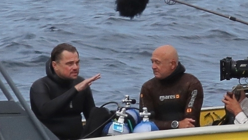 Dalgıçlık yapıp plastik atık topladı