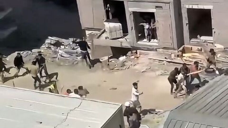 İnşaat işçileri arasında taşlı sopalı kavga