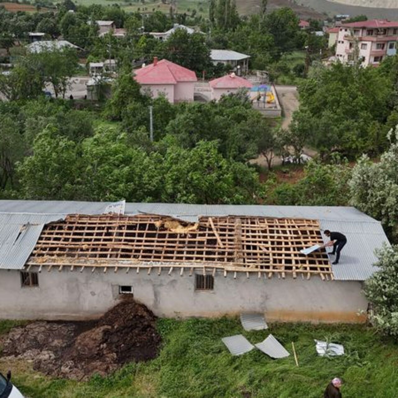 Hakkari'de rüzgar çatıları uçurdu