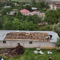 Hakkari'de rüzgar çatıları uçurdu | Son dakika haberleri thumbnail