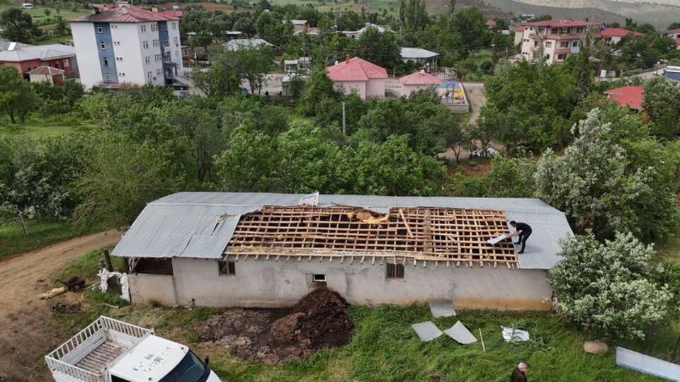 Hakkari'de rüzgar çatıları uçurdu