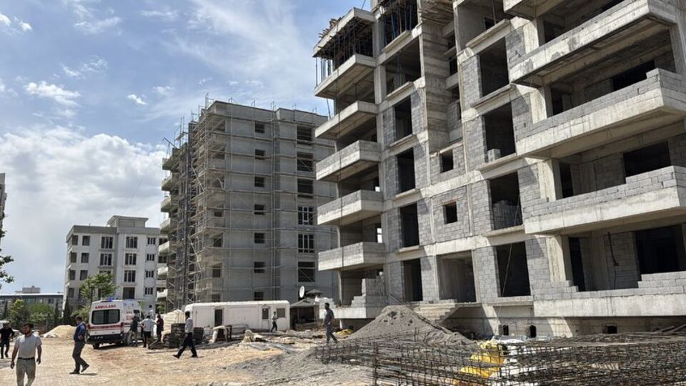 Yüksekten düşerek hayatını kaybetti