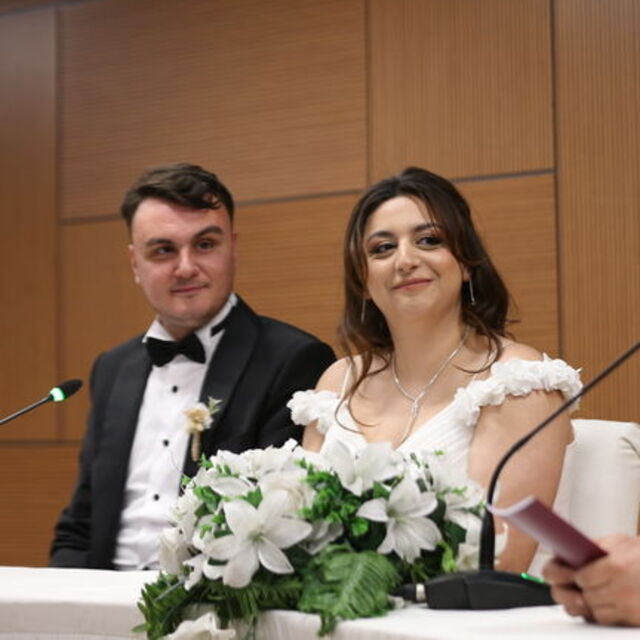 Çiftler simgesel tarih için akın etti