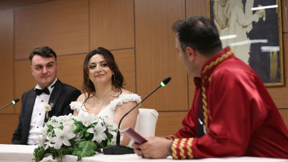 Çiftler simgesel tarih için akın etti