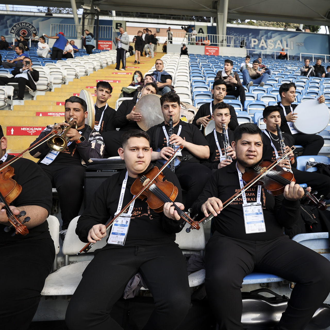 Kasımpaşa tribünlerinde renkli anlar!