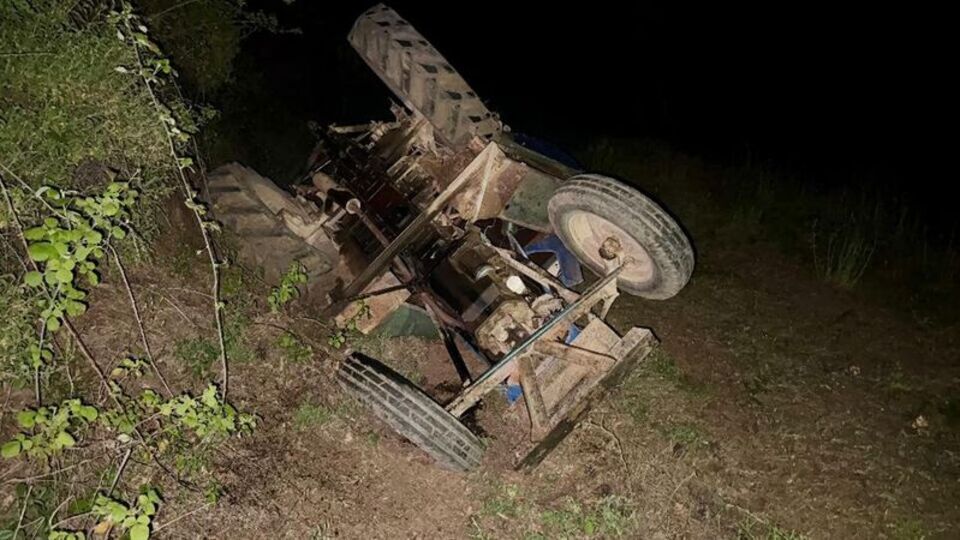 Devrilen traktörün altında kaldı