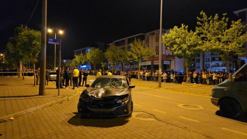 Otomobilin çarptığı 2 kadın hayatını kaybetti