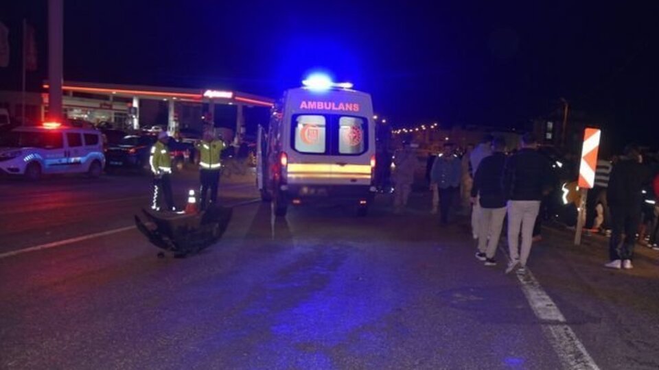 Çarpışan iki araç yayaların arasında daldı: 11 yaralı