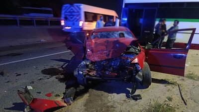 Midibüsle çarpışan otomobilin sürücüsü öldü