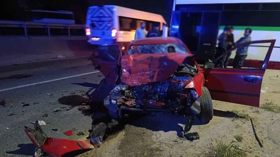 Midibüsle çarpışan otomobilin sürücüsü öldü