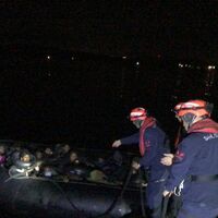 Çeşme açıklarında 48 düzensiz göçmen yakalandı