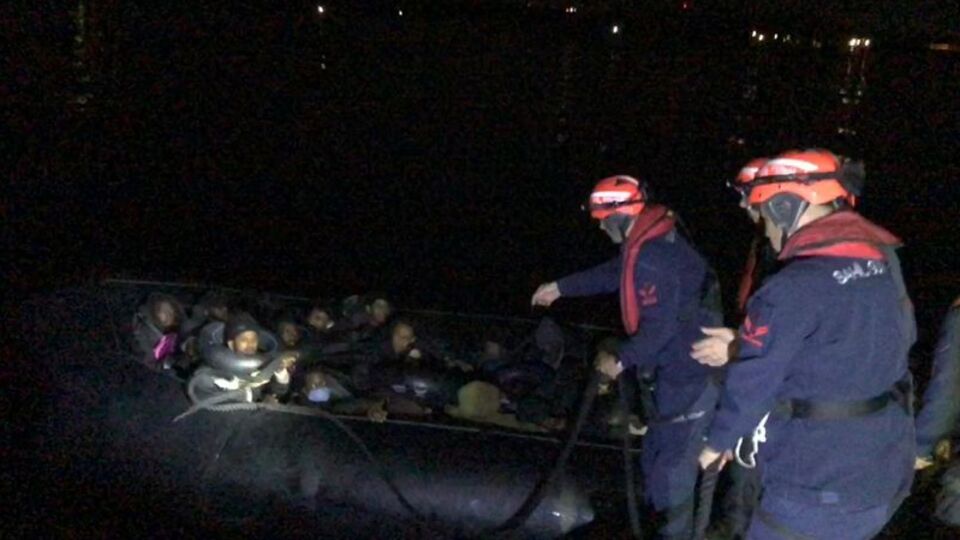 Çeşme açıklarında 48 düzensiz göçmen yakalandı