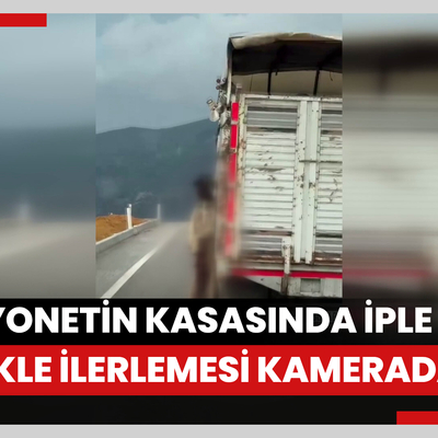 Kamyonetin kasasında boynundan iple bağlı köpekle ilerlemesi kamerada