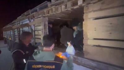 TIR'ın dorsesinden 42 kaçak göçmen çıktı