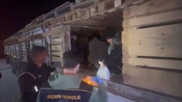 TIR'ın dorsesinden 42 kaçak göçmen çıktı