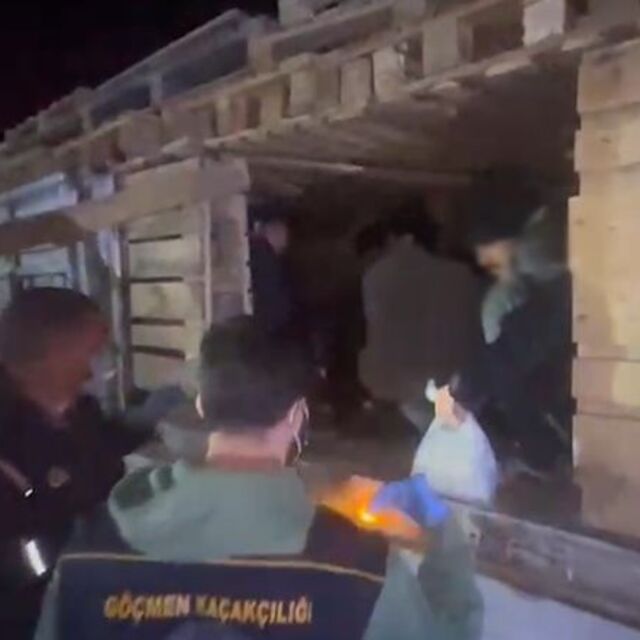 TIR'ın dorsesinden 42 kaçak göçmen çıktı