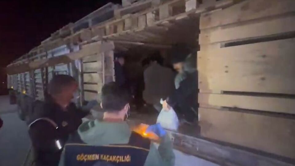 TIR'ın dorsesinden 42 kaçak göçmen çıktı