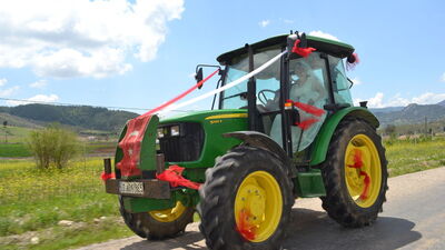 Adanalı çift traktörü düğün arabası yaptı