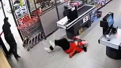 İstanbul'da zincir markette kadın kasiyere darp!