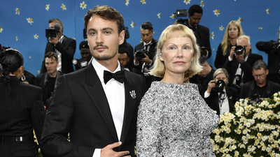 Anne-oğul kırmızı halıda