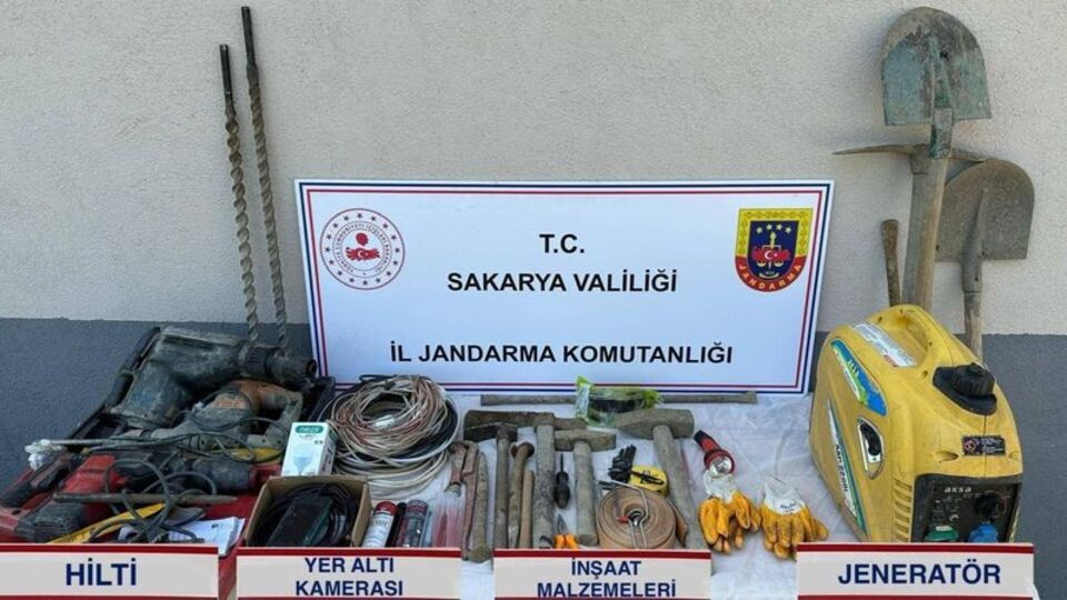 Kaçak kazı yapan 3 kişiye suçüstü
