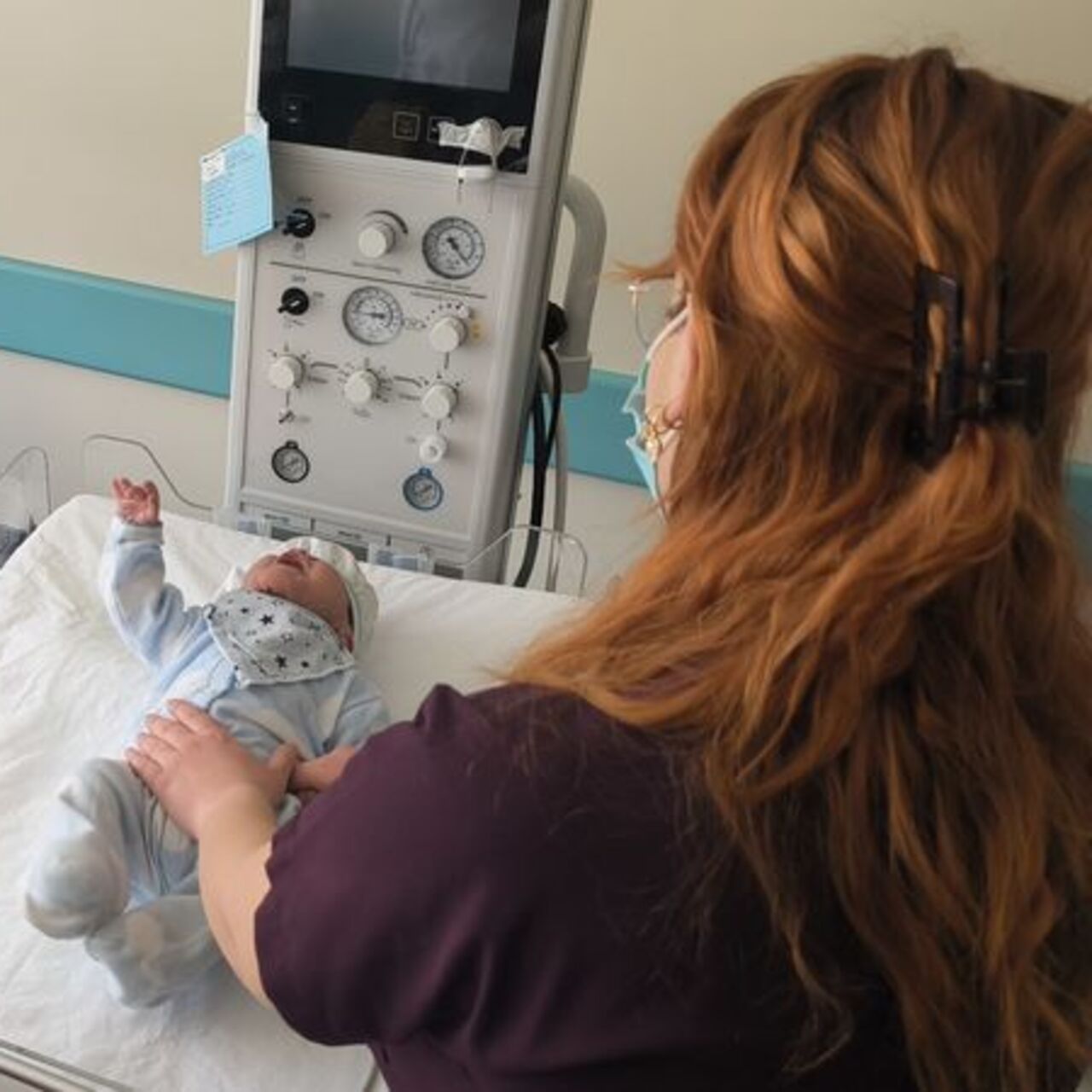 Boynundaki dev tümörle doğan bebek hayata tutundu