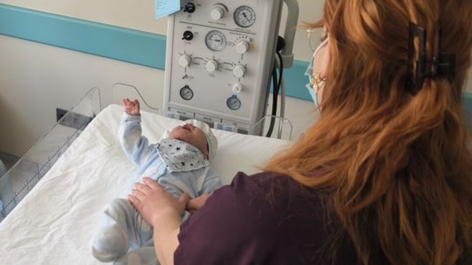 Boynundaki dev tümörle doğan bebek hayata tutundu