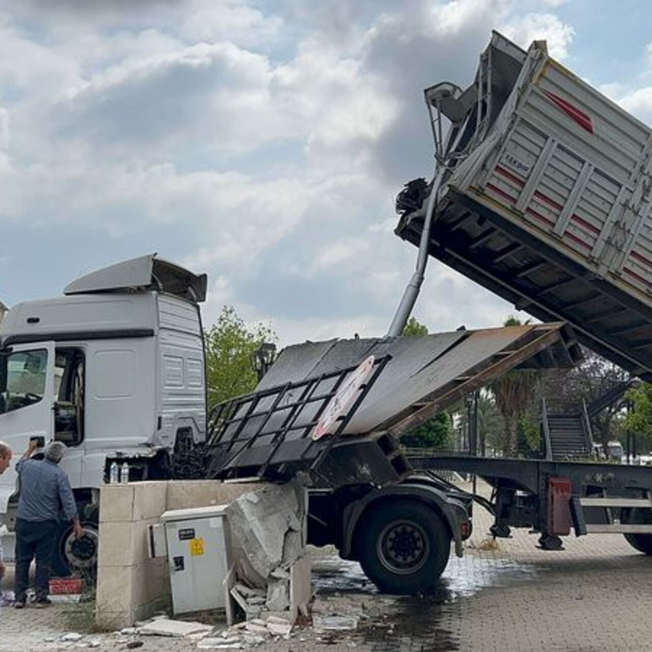 Adana'da TIR üst geçidi parçaladı