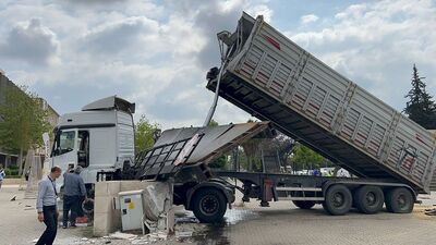 Adana'da TIR üst geçidi parçaladı