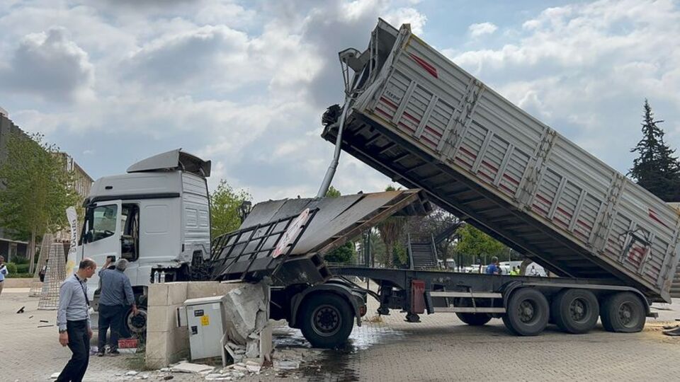 Adana'da TIR üst geçidi parçaladı