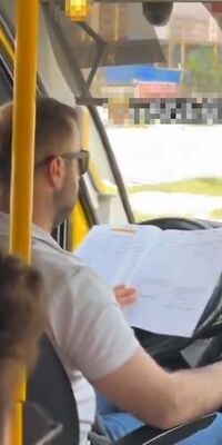 Direksiyon başında kitap okurken görüntülendi