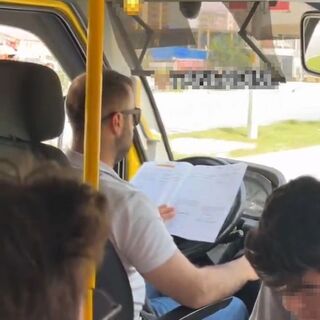 Direksiyon başında kitap okurken görüntülendi