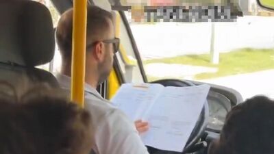 Direksiyon başında kitap okurken görüntülendi